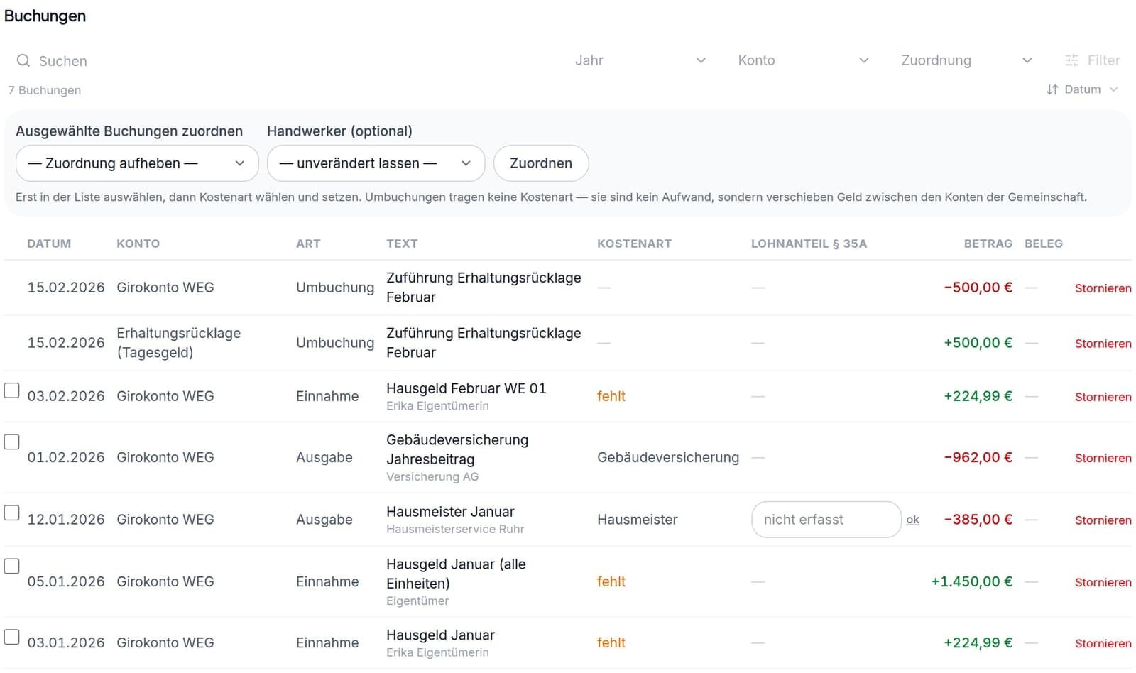 Buchungsliste im Portal mit Datum, Konto, Kostenart und Betrag je Buchung – fehlende Zuordnungen sind markiert