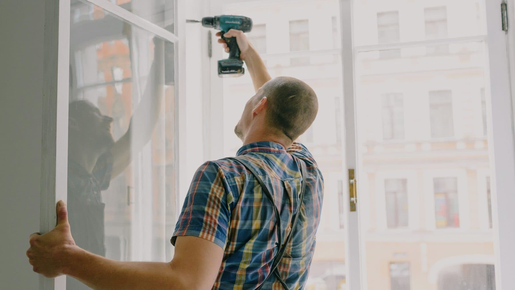 Schaden wird mit dem Smartphone im Treppenhaus fotografiert